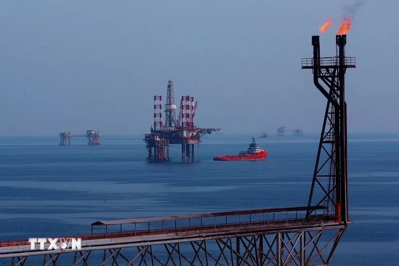 Các giàn khoan trên mỏ Bạch Hổ. (Ảnh: Huy Hùng/TTXVN) Các giàn khoan trên mỏ Bạch Hổ. (Ảnh: Huy Hùng/TTXVN)