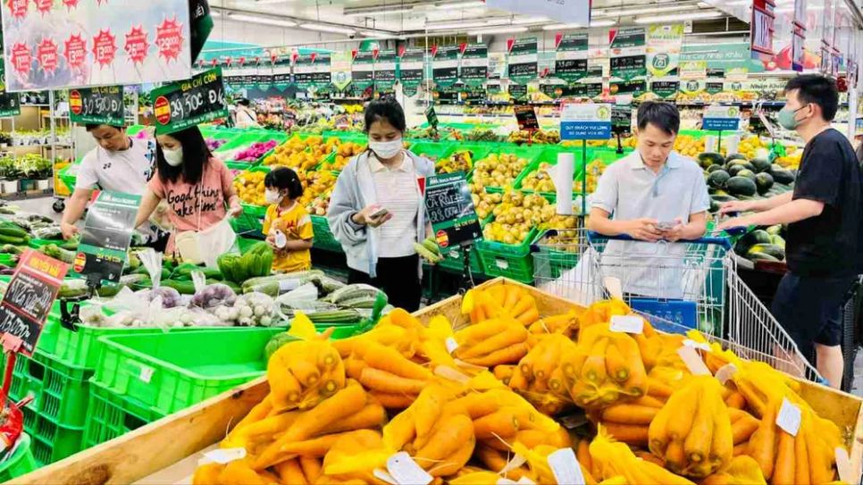 Khách mua rau củ quả tại siêu thị. Ảnh: GIA HÂN