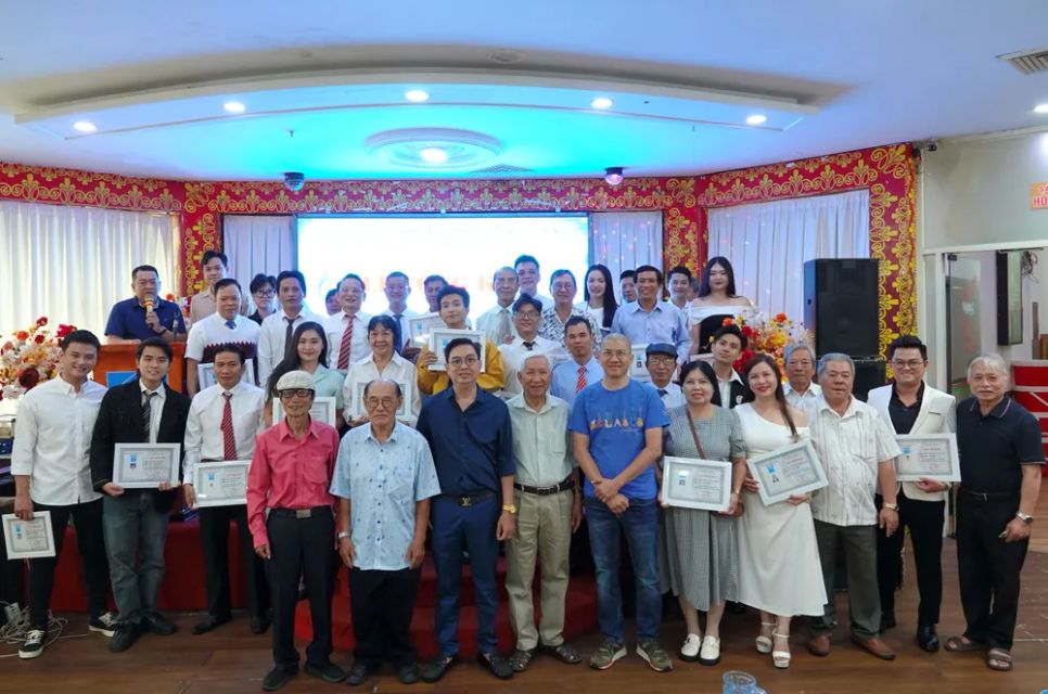 Ban Chấp hành Hội Âm nhạc TPHCM cùng các giảng viên, nhạc sĩ, ca sĩ, tác giả đã hoàn thành chương trình bồi dưỡng kiến thức âm nhạc năm 2025. Ảnh: THÚY BÌNH Ban Chấp hành Hội Âm nhạc TPHCM cùng các giảng viên, nhạc sĩ, ca sĩ, tác giả đã hoàn thành chương trình bồi dưỡng kiến thức âm nhạc năm 2025. Ảnh: THÚY BÌNH