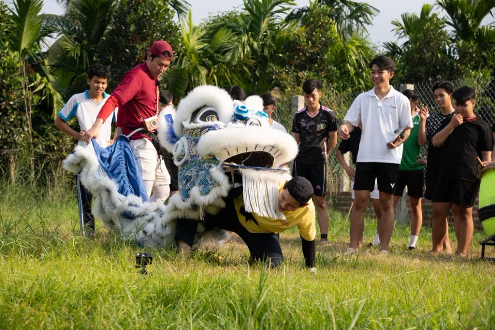 Chặng tiếp theo dàn cast phân chia đôi ngả. Huy Khánh và Quỳnh Lý được nhận làm công việc tạo hình đầu lân cho đoàn Múa Lân <br>
