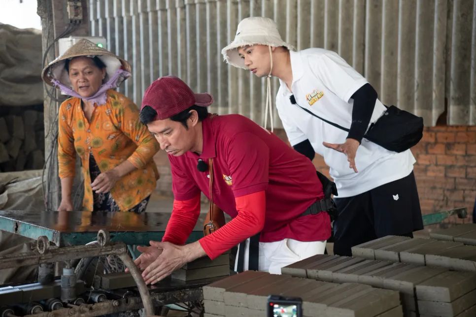 Công việc làm gạch đòi hỏi sức khỏe, sự khéo léo và nhịp phối hợp liên tục ở mọi công đoạn: lấy đất nguyên liệu, tạo hình, vận chuyển, xếp gạch, dỡ gạch ra khỏi lò