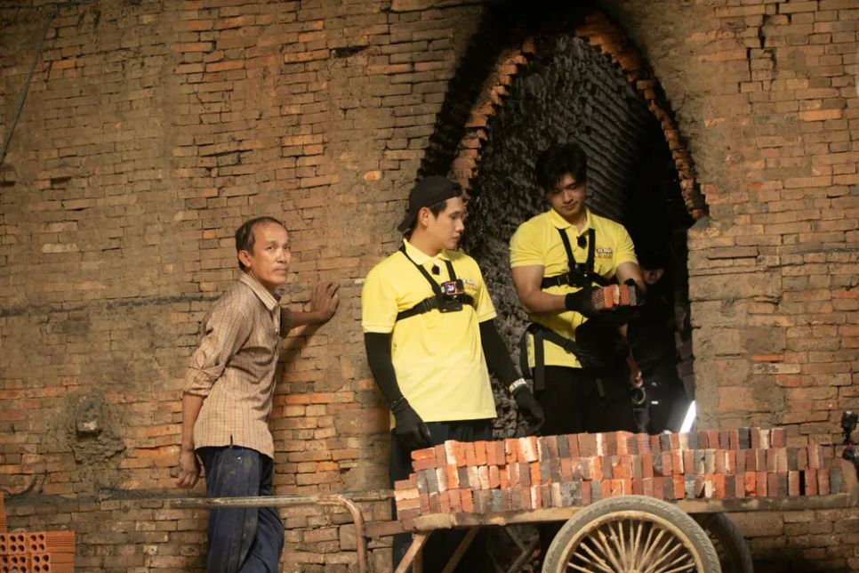 Làm việc vất vả trong lò nung nhưng mỗi viên gạch thành phẩm chỉ được trả 40 đồng, phải làm đủ 100 viên mới nhận được 4.000 đồng. Thế nhưng, dù công việc nặng nhọc, con người nơi đây xem tất cả nhọc nhằn là “chuyện thường ngày”. Chính sự bền bỉ ấy đã giữ hơi ấm cho lò gạch Mang Thít suốt nhiều thập kỷ, khắc họa nết chịu thương chịu khó của người dân vùng quê