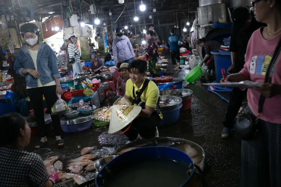 Ma Ran Đô và Huy Khánh nhập cuộc bằng thử thách bán nhanh trong 30 phút các món đồ lưu niệm 
