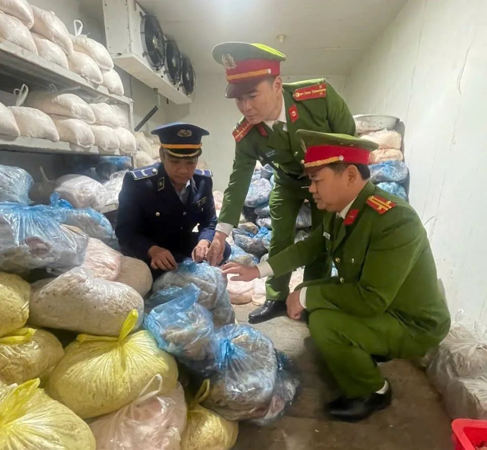Lực lượng chức năng kiểm tra cơ sở kinh doanh chứa da heo. Ảnh: Chi cục QLTT Nghệ An Lực lượng chức năng kiểm tra cơ sở kinh doanh chứa da heo. Ảnh: Chi cục QLTT Nghệ An