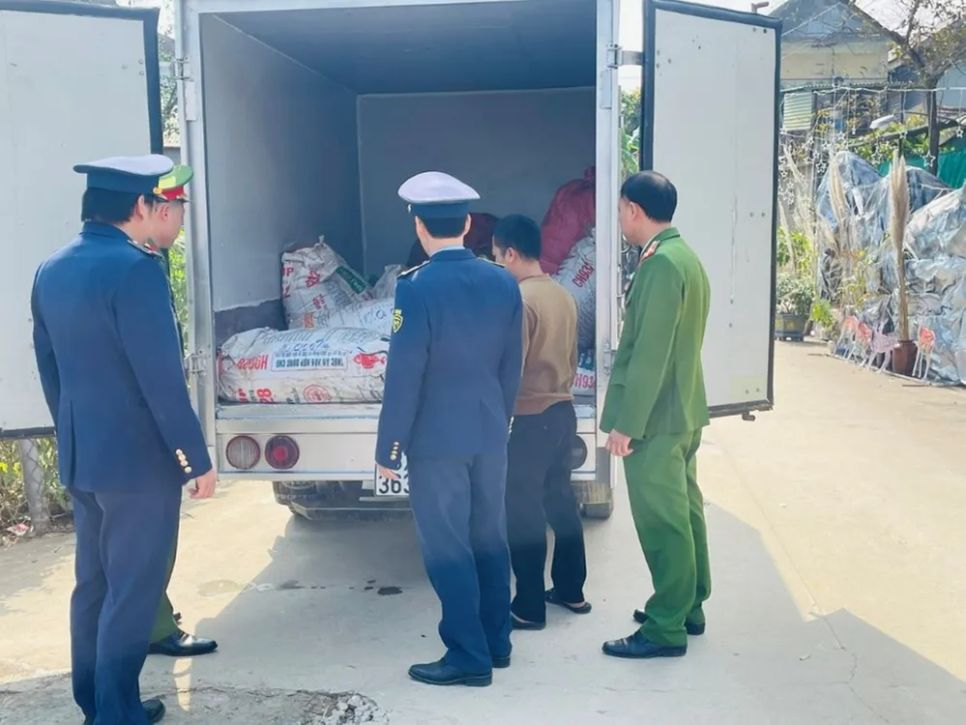 Lực lượng chức năng kiểm tra xe tải chứa măng tươi. Ảnh: Chi cục QLTT Nghệ An Lực lượng chức năng kiểm tra xe tải chứa măng tươi. Ảnh: Chi cục QLTT Nghệ An