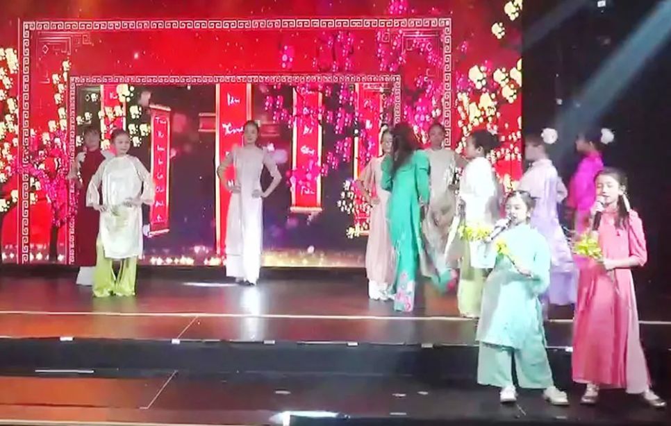 Câu lạc bộ thiếu nhi Sơn Ca Praha trình diễn tiết mục văn nghệ trong Gala đón Xuân. Ảnh: MAI LAN Câu lạc bộ thiếu nhi Sơn Ca Praha trình diễn tiết mục văn nghệ trong Gala đón Xuân. Ảnh: MAI LAN