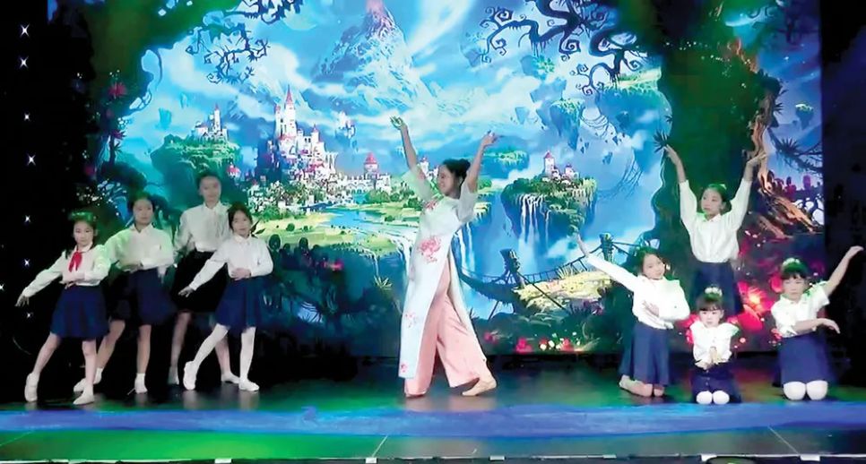 Câu lạc bộ thiếu nhi Sơn Ca Praha trình diễn tiết mục văn nghệ trong Gala đón Xuân. Ảnh: MAI LAN Câu lạc bộ thiếu nhi Sơn Ca Praha trình diễn tiết mục văn nghệ trong Gala đón Xuân. Ảnh: MAI LAN