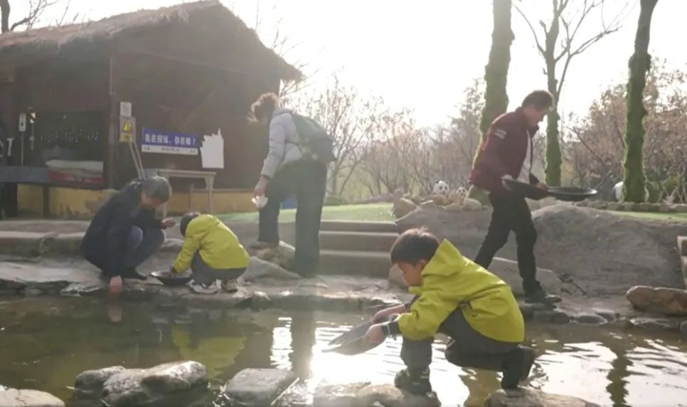 Du khách trải nghiệm cách sàng lọc lấy vàng từ đất mỏ. Ảnh: DW Du khách trải nghiệm cách sàng lọc lấy vàng từ đất mỏ. Ảnh: DW