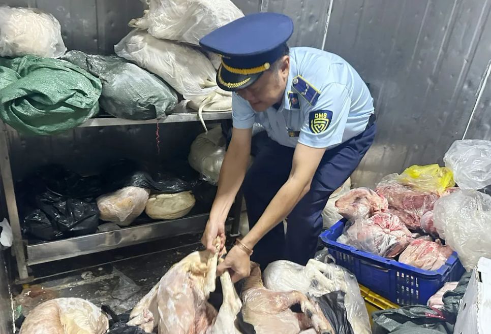 Gần 1 tấn thịt và nội tạng heo bốc mùi hôi thối bị lực lượng chức năng tỉnh Đồng Nai phát hiện và tiêu hủy. Ảnh: PT