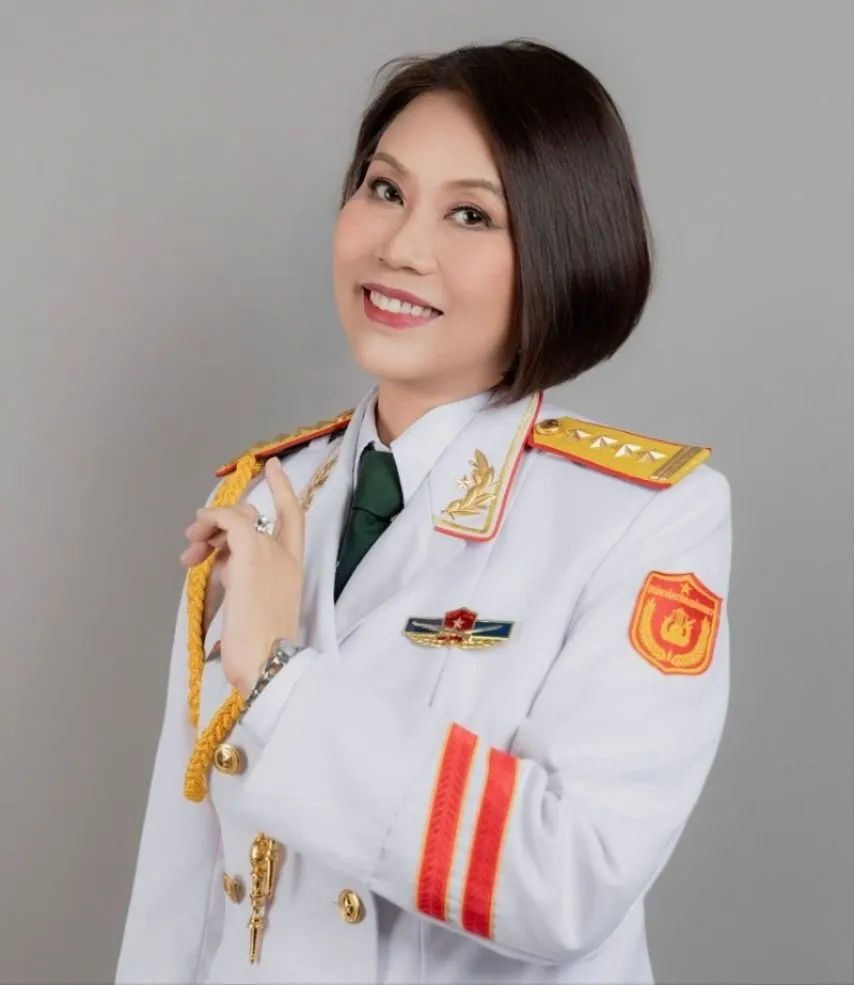 Đại tá, NSƯT Thu Giang, con gái cố nhạc sĩ Ánh Dương