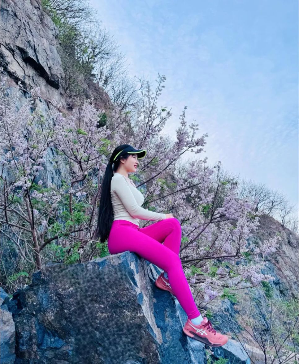 Các vận động viên leo núi cũng tranh thủ chụp hình với hoa đỗ mai. Ảnh: QUANG VŨ