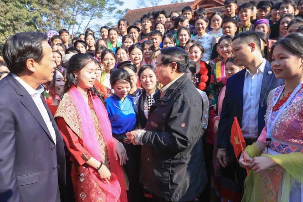 Thủ tướng Phạm Minh Chính với các em học sinh Trường Phổ thông vùng cao Việt Bắc