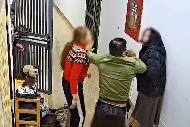 Hình ảnh camera ghi lại vụ việc. Ảnh: CÔNG AN TP HÀ NỘI Hình ảnh camera ghi lại vụ việc. Ảnh: CÔNG AN TP HÀ NỘI