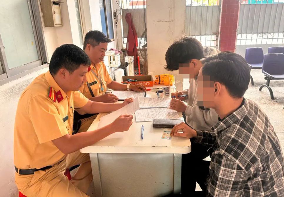 Cán bộ CSGT làm việc với N.H.V.T và N.N.T Cán bộ CSGT làm việc với N.H.V.T và N.N.T