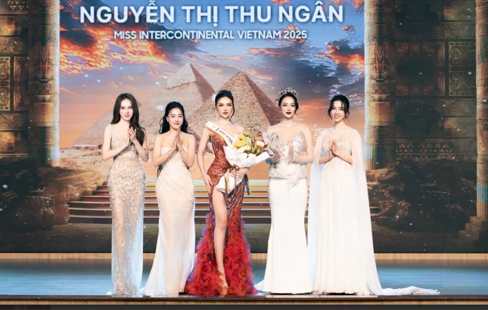 Á hậu Thu Ngân (váy đỏ) nhận sash dự thi