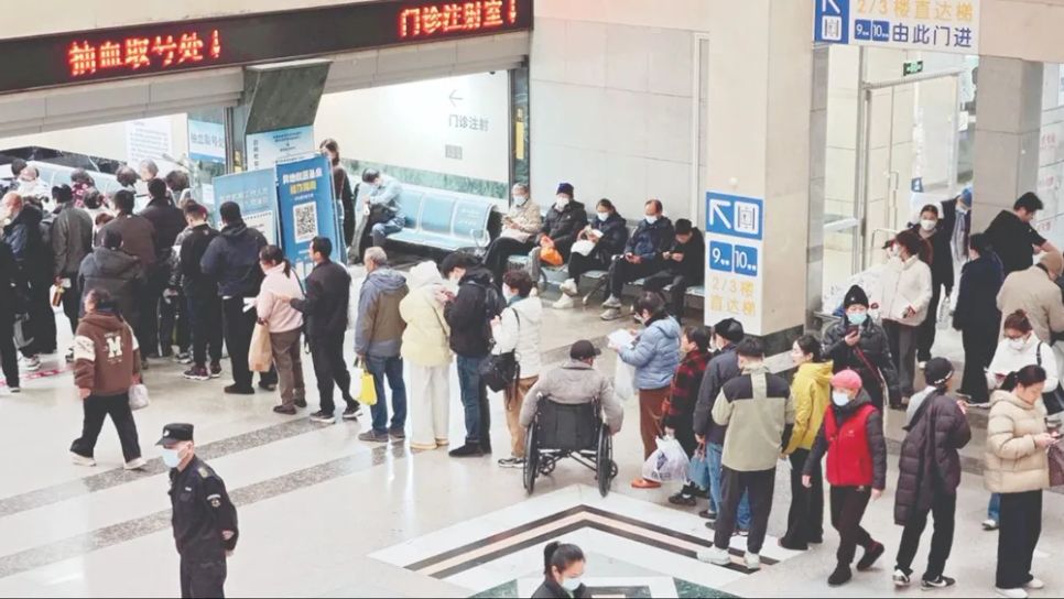 Chờ thanh toán tại một bệnh viện ở TP Thượng Hải, Trung Quốc (ẢNH: VCG)