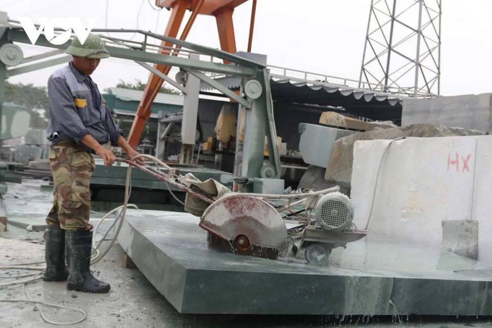 <p>Làng nghề đá mỹ nghệ Ninh Vân là một trong những làng nghề có bề dày lịch sử và nổi tiếng cả nước. Các sản phẩm chủ lực gồm kiến trúc đá, tượng đá, phù điêu, với nhiều công trình tiêu biểu như: Cột kinh Phật chùa Nhất Trụ, Long Sàng (sập rồng) tại đền thờ vua Đinh, vua Lê ở cố đô Hoa Lư; Tượng đài Mẹ Việt Nam Anh hùng tại Quảng Nam; Tượng đài Thanh niên xung phong; 500 pho tượng La Hán chùa Bái Đính….</p>