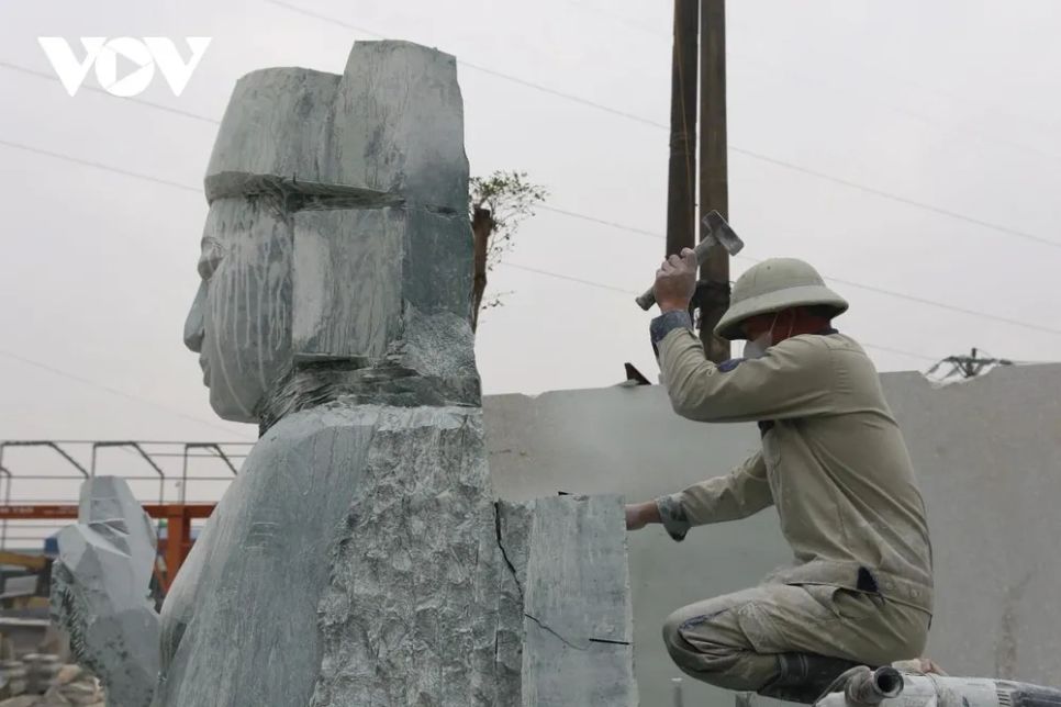 <p>Một thợ đá mỹ nghệ Ninh Vân khi đang chế tác tỉ mỉ mẫu tượng ông Hoàng Bảy. Anh cho biết, công đoạn phá đá là dễ nhất, còn khó nhất là việc thổi hồn vào từng tác phẩm thông qua bắt dáng tượng, tạc khuôn mặt để có thể toát lên đúng thần thái nhân vật. Nghề này đòi hỏi người thợ phải học từ 5-6 năm mới có thể làm thành thạo tất cả các công đoạn và quan trọng hơn cả người thợ phải là người cẩn thận, tỉ mỉ.</p>