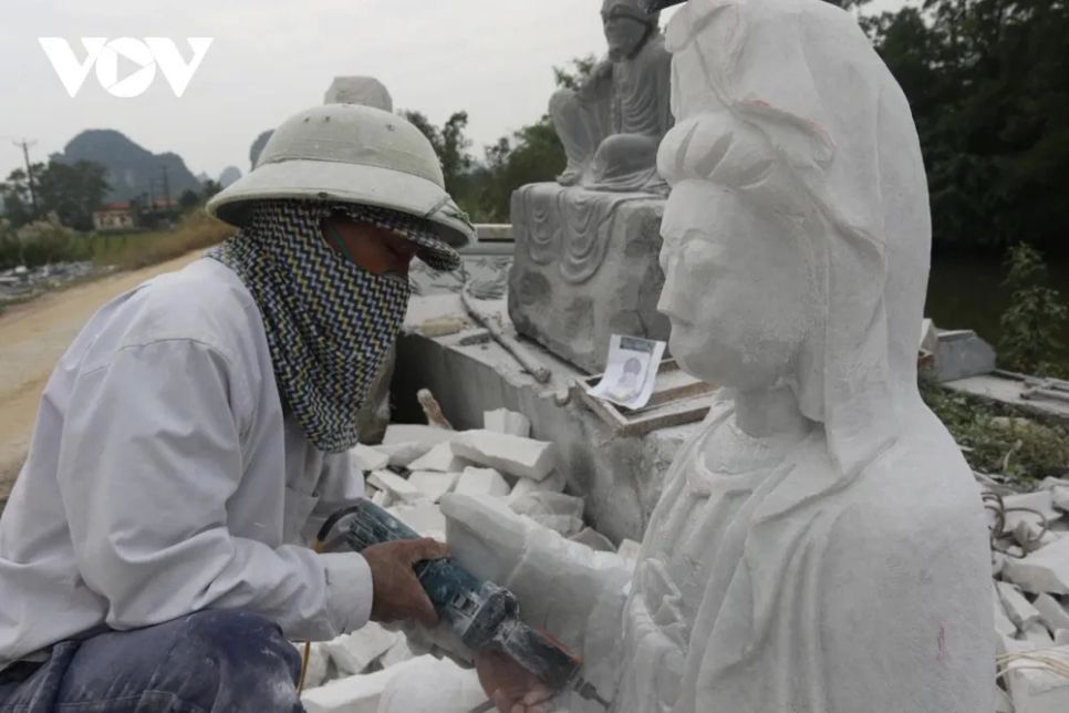 <p>Nghệ nhân Hoàng Hải (quê ở Diễn Châu, Nghệ An) chăm chú nhìn vào bản vẽ đặt bên khối đá, đôi mắt rà từng đường nét, từng tỷ lệ đã phác thảo. Từ hình vẽ trên giấy, mũi đục bắt đầu chuyển động, từng chi tiết dần được hiện thực hóa thành dáng hình bức tượng sống động, hài hòa. Theo ông Hải, những sản phẩm đầu đời của ông còn in dấu những nét ngập ngừng, bởi khi ấy “cơm áo gạo tiền” luôn đè nặng lên từng nhát đục, nét khắc. Thế nhưng, vượt lên tất cả, không chỉ là mưu sinh, niềm đam mê với đá đã giữ ông ở lại với nghề suốt gần 2 thập kỷ, mỗi tác phẩm của ông là một hành trình lao động nghiêm cẩn và đầy khổ công. Nghệ nhân Hoàng Hải chia sẻ: “Tôi đã gắn bó với mảnh đất này 15 năm nay. Trước đây, vợ chồng tôi chỉ buôn bán lặt vặt tại quê nhà, không đủ sống. Từ khi “đầu quân” về đây, thu nhập ổn định, vợ chồng tôi đã có thể nuôi 3 đứa con ăn học”. </p>