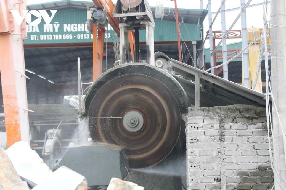 <p>Những năm gần đây, làng đá Ninh Vân được đầu tư, đổi mới mạnh mẽ hệ thống máy cắt, máy mài, máy khắc CNC và thiết bị nâng hạ hiện đại. Máy móc hỗ trợ hiệu quả cho nghệ nhân, giúp nâng cao năng suất, giảm sức lao động thủ công, đáp ứng yêu cầu ngày càng cao của thị trường.</p>