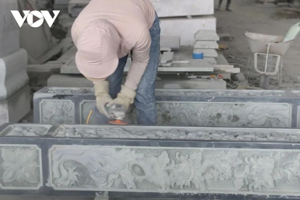 <p>Ở góc xưởng, công đoạn mài đá diễn ra liên hồi. Những chiếc máy mài quay đều, bề mặt đá thô ráp dần nhẵn mịn, lộ ra sắc xanh, sắc trắng tự nhiên. Người thợ vừa mài vừa quan sát, kiên nhẫn hoàn thiện từng chi tiết nhỏ, bởi chỉ một sơ suất cũng có thể ảnh hưởng đến cả tác phẩm.</p>