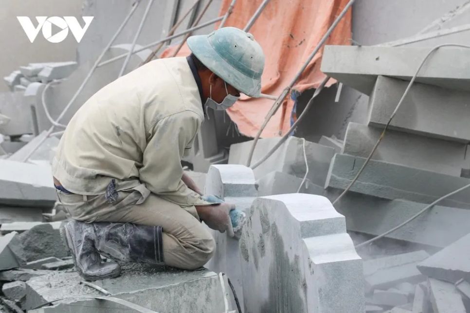 <p>Ông Lương Xuân Nghĩa, Trưởng Ban Quản lý làng nghề đá mỹ nghệ Ninh Vân khẳng định, sự thành công của Ninh Vân không chỉ đến từ quy mô mà còn nằm ở chất lượng nghệ thuật. Sản phẩm nơi đây hiện diện tại hầu hết các công trình lớn bé trên cả nước, từ lăng mộ, nhà thờ, tượng Phật đến các công trình tượng đài, cuốn thư, hoành phi. Để tạo ra một tác phẩm đá mỹ nghệ tinh xảo, người thợ Ninh Vân phải trải qua nhiều công đoạn phức tạp, trong đó khâu lựa chọn nguyên liệu được coi là quan trọng nhất, đòi hỏi kinh nghiệm lâu năm để chọn được khối đá sạch, không tì vết, đảm bảo chất lượng bền vững với thời gian.</p>