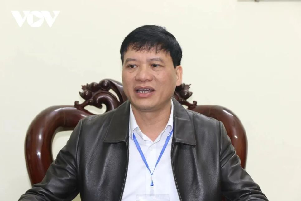 <p>Ông Nguyễn Nam Giang, Phó Chủ tịch UBND phường Nam Hoa Lư cho biết, trên địa bàn phường có các làng nghề truyền thống lâu đời và khá nổi tiếng, với nhiều ngành nghề phong phú, đa dạng, như làng nghề Phúc Lộc với nghề mộc và chạm khắc gỗ; làng nghề đá Ninh Vân với nghề trạm khắc đá mỹ nghệ, làng nghề Văn Lâm với thêu ren truyền thống. Các sản phẩm làng nghề của địa phương nổi tiếng trong và ngoài nước. Hiện nay, phường đang báo cáo đề xuất với tỉnh để bảo tồn và phát triển các làng nghề, định hướng đến năm 2030 không còn việc sản xuất nhỏ lẻ trong các khu dân cư, chuyển sang sản xuất trong các cụm công nghiệp để đáp ứng yêu cầu bảo vệ môi trường. Các khu dân cư sẽ trở thành các khu trưng bày và giới thiệu sản phẩm của các làng nghề truyền thống, nhằm quảng bá thương hiệu, phát triển du lịch.</p>