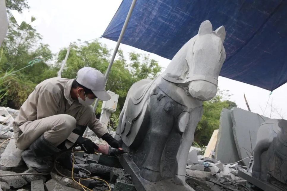 <p>Theo các nghệ nhân, cao điểm sản xuất thường bắt đầu từ tháng Mười âm lịch. Không chỉ tăng ca, nhiều gia đình còn huy động thêm lao động thời vụ để kịp tiến độ. Dù vất vả, nhưng ai nấy đều phấn khởi bởi Tết đến cũng là lúc thu nhập được cải thiện, nghề truyền thống có thêm động lực để gìn giữ và phát triển.</p>