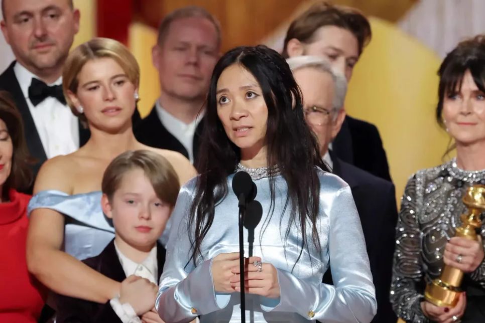 <i>Đạo diễn Chloé Zhao và đoàn phim Hamnet nhận giải Phim chính kịch hay nhất. Ảnh: Getty Images</i>