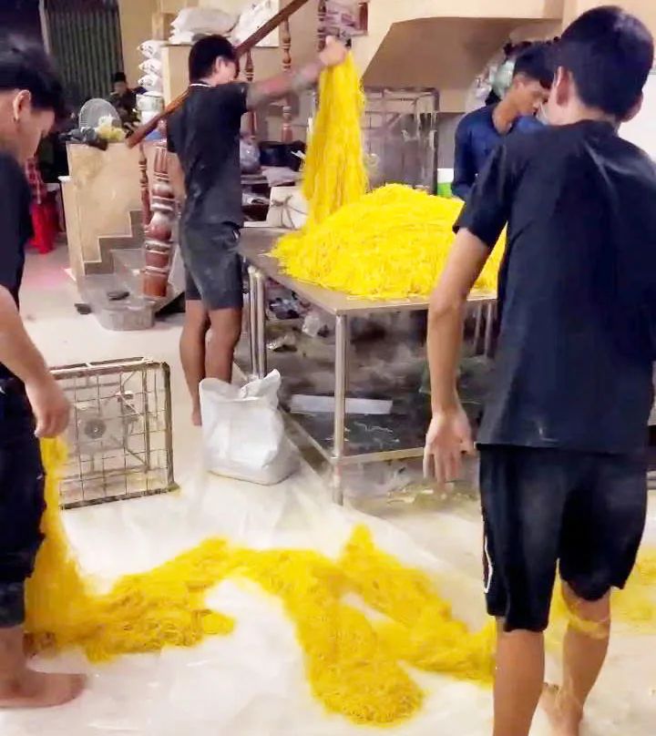 Mì tại cơ sở sản xuất do Vương Lưỡng Toàn cầm đầu