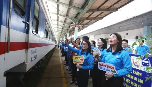 Lãnh đạo Liên đoàn Lao động tỉnh Đồng Nai tiễn công nhân, người lao động lên tàu về quê đón Tết Nguyên đán Ất Tỵ 2025. Ảnh: TTXVN