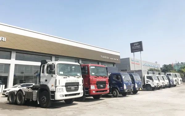 Người lái xe khi vận chuyển hàng hóa phải mang đầy đủ giấy tờ theo quy định. Ảnh: QUỐC HÙNG