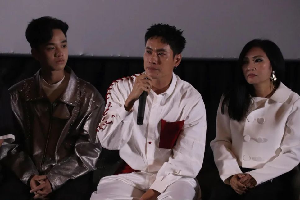 <i>Kiều Minh Tuấn khóc nức nở chia sẻ tại sự kiện. Ảnh: V.HÀ</i>