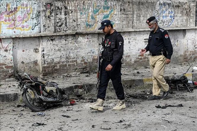 Lực lượng an ninh điều tra tại hiện trường một vụ tấn công ở Peshawar, tỉnh Khyber Pakhtunkhwa, Pakistan. Ảnh tư liệu: TTXVN