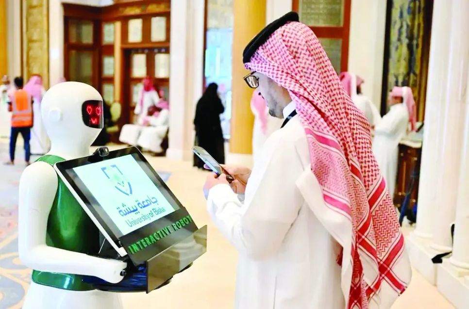 Giao tiếp với robot AI tại Saudi Arabia. Ảnh: SPA