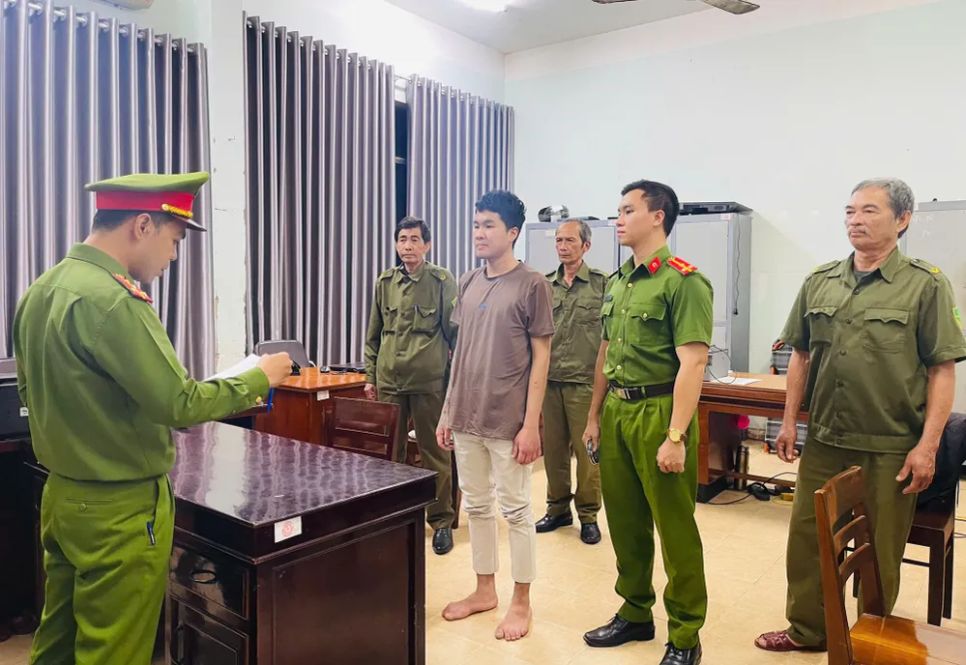 Cơ quan công an đọc lệnh bắt người trong trường hợp khẩn cấp đối với Khôi