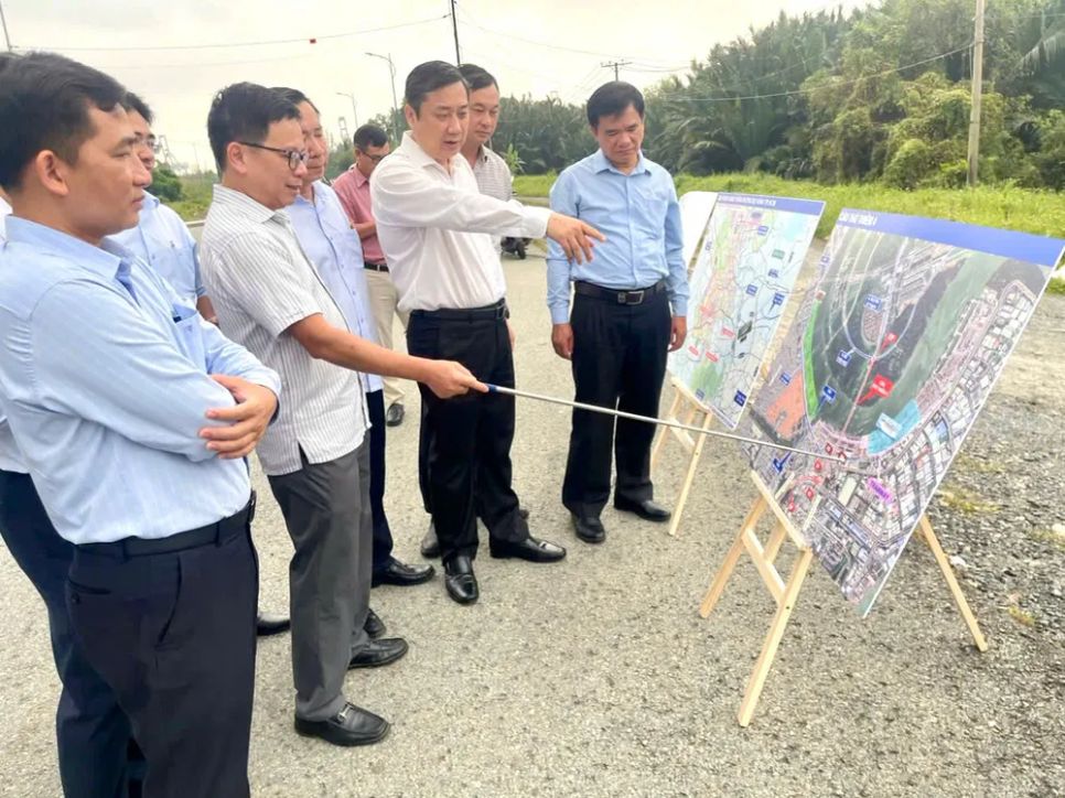 Các thành viên đoàn khảo sát đã trao đổi, thảo luận một số vấn đề liên quan đến chủ trương đầu tư, công tác bồi thường giải phóng mặt bằng dự án. Ảnh: C.V.