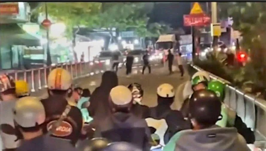 Hai nhóm thanh niên hỗn chiến được người dân ghi lại đăng lên mạng xã hội