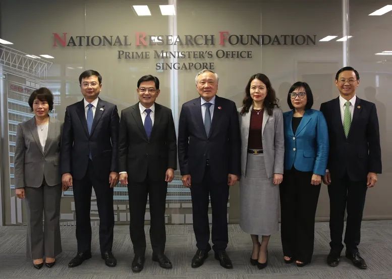 Phó Thủ tướng Thường trực Chính phủ Nguyễn Hòa Bình và ông Vương Thụy Kiệt cùng các đại biểu dự buổi hội kiến. Ảnh: VGP