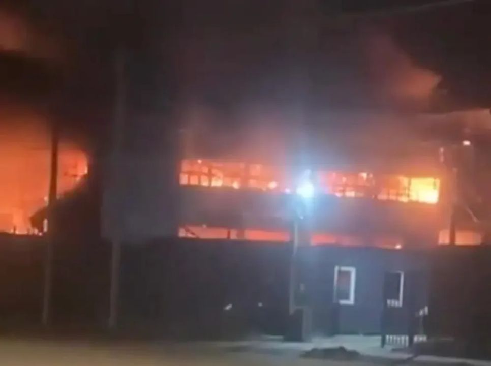 Một vụ cháy lớn xảy ra tại cơ sở sản xuất máy bay không người lái Atlant Aero tại vùng Rostov của Nga vào ngày 13-1. Ảnh: KYIV INDEPENDENT/EXILENOVA/ TELEGRAM