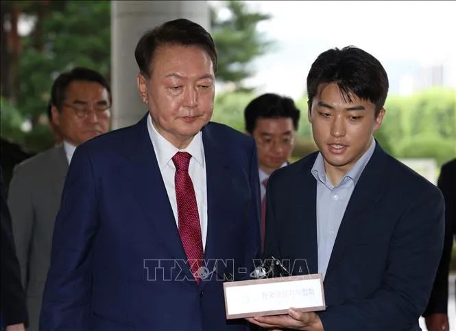 Cựu Tổng thống Hàn Quốc Yoon Suk Yeol (trái) tới văn phòng Công tố cấp cao ở Seoul ngày 5-7-2025. Ảnh: Yonhap/TTXVN Cựu Tổng thống Hàn Quốc Yoon Suk Yeol (trái) tới văn phòng Công tố cấp cao ở Seoul ngày 5-7-2025. Ảnh: Yonhap/TTXVN