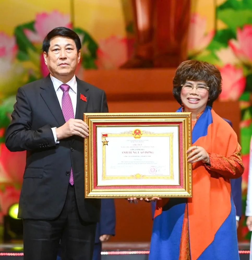 Tập đoàn TH được phong tặng danh hiệu “Tập thể Anh hùng Lao động”. Anh hùng Lao động Thái Hương - Nhà sáng lập Tập đoàn TH đón nhận danh hiệu từ Chủ tịch nước Lương Cường, ngày 27-12-2025