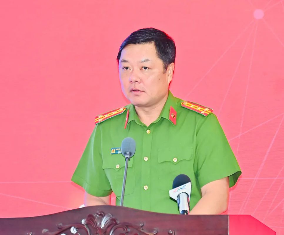 Đại tá Nguyễn Đình Dương trình bày tham luận. Ảnh: VIỆT DŨNG Đại tá Nguyễn Đình Dương trình bày tham luận. Ảnh: VIỆT DŨNG