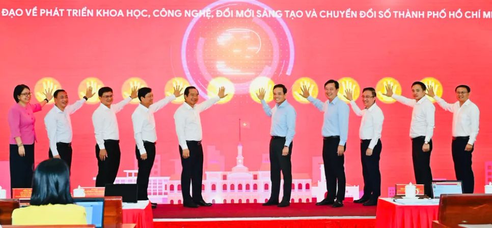Bí thư Thành ủy TPHCM Trần Lưu Quang cùng các đại biểu phát động chiến dịch xây dựng, hoàn thiện cơ sở dữ liệu quốc gia, cơ sở dữ liệu chuyên ngành trên địa bàn thành phố. Ảnh: VIỆT DŨNG