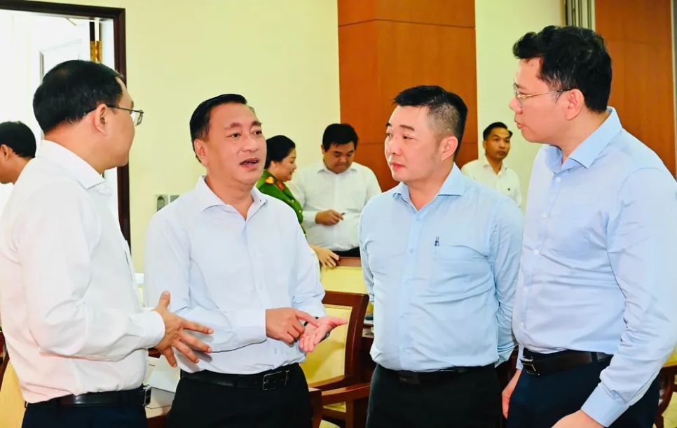 Các đại biểu trao đổi tại hội nghị. Ảnh: VIỆT DŨNG