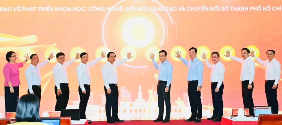 Bí thư Thành ủy TPHCM Trần Lưu Quang cùng các đại biểu phát động chiến dịch xây dựng, hoàn thiện cơ sở dữ liệu quốc gia, cơ sở dữ liệu chuyên ngành trên địa bàn thành phố. Ảnh: VIỆT DŨNG