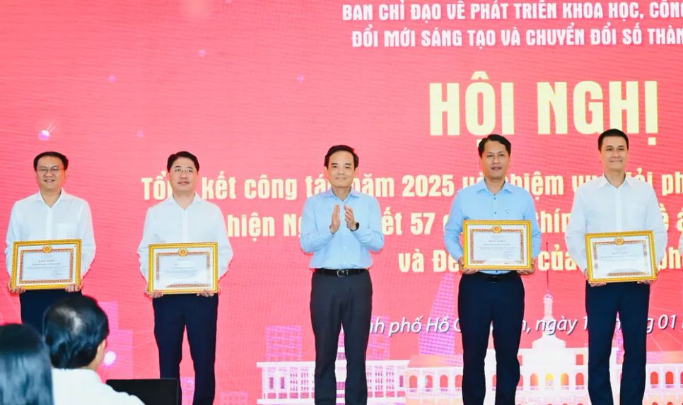 Bí thư Thành ủy TPHCM Trần Lưu Quang trao Bằng khen của Ban Thường vụ Thành ủy cho các tập thể, cá nhân. Ảnh: VIỆT DŨNG