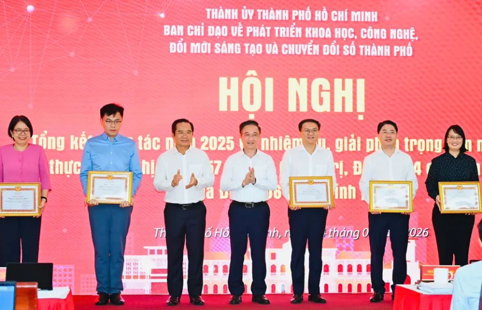 Chủ tịch UBND TPHCM Nguyễn Văn Được và Phó Bí thư Thành uỷ TPHCM Đặng Minh Thông trao bằng khen cho các tập thể, cá nhân. Ảnh: VIỆT DŨNG