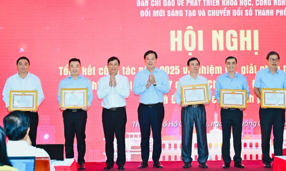 Phó Bí thư Thường trực Thành ủy TPHCM Lê Quốc Phong (thứ 4 từ phải qua) và Chủ tịch HĐND TPHCM Võ Văn Minh trao Bằng khen của Ban Thường vụ Thành ủy cho các tập thể, cá nhân. Ảnh: VIỆT DŨNG