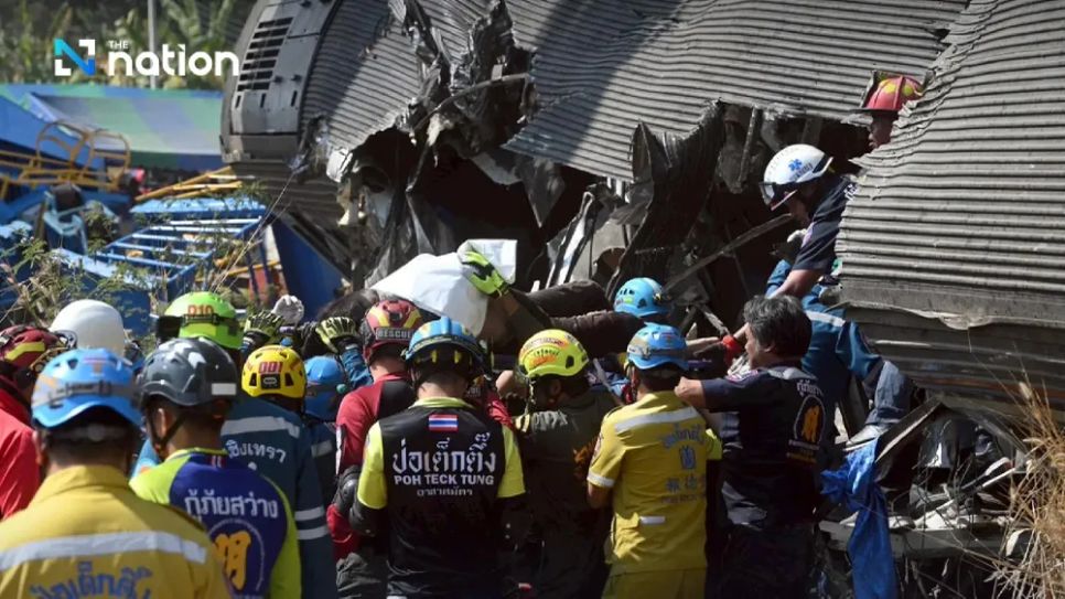 Công tác cứu hộ các nạn nhân trong vụ tai nạn. Ảnh: THE NATION